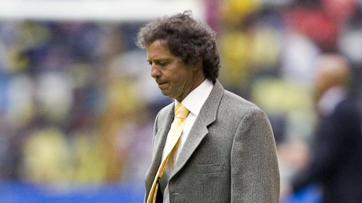 America's coach Daniel Brailovsky gestur