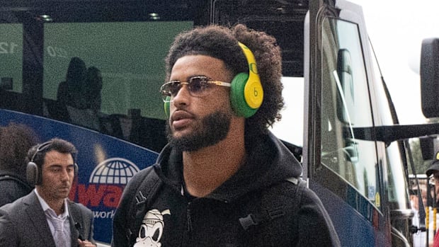 Oregon Ducks Indiana Hoosiers Dante Moore Dillon Gabriel Heisman Trophy nfl draft UCLA Bruins New York Jets autzen stadium Da