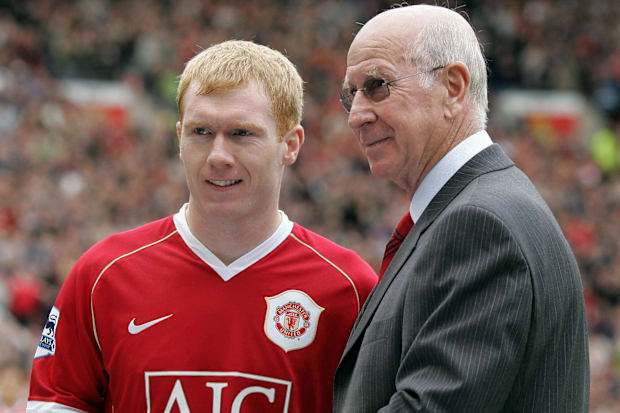 พอล โชลส์ (ซ้าย) และเซอร์ บ็อบบี้ ชาร์ลตัน โพสท่าที่โอลด์ แทรฟฟอร์ด