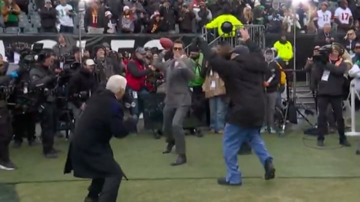 Tom Brady throws the ball to Rob Gronkowski ahead of the NFC championship game.