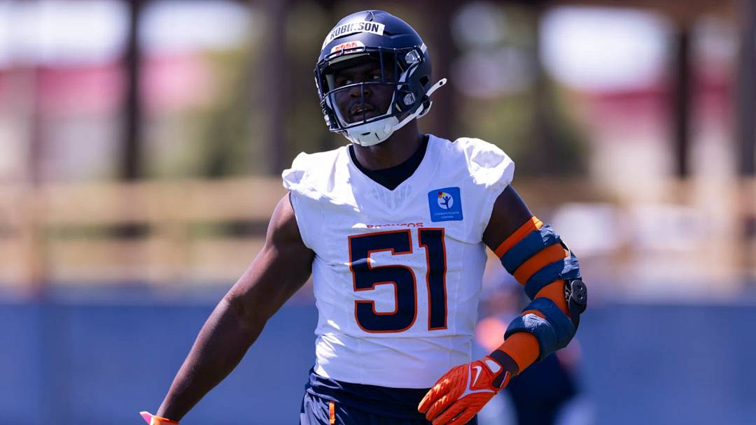 Denver Broncos rookie outside linebacker Que Robinson performs a drill at rookie minicamp at Broncos Park Powered by CommonSpirit.
