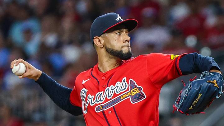 Jun 19, 2026; Cumberland, Georgia, USA; Atlanta Braves pitcher Robert Suarez (75) pitches against the Milwaukee Brewers during the seventh inning at Truist Park. Mandatory Credit: Jordan Godfree-Imagn Images