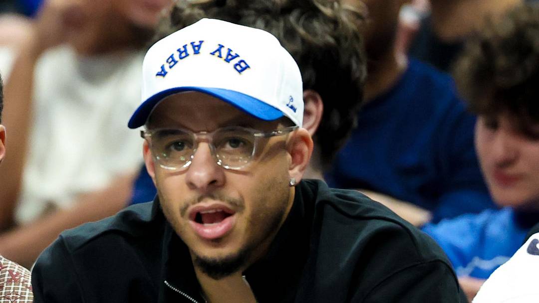 Mar 23, 2026; Dallas, Texas, USA;  Golden State Warriors guard Stephen Curry (left) sits with Golden State Warriors guard Seth Curry (right) during the first half against the Dallas Mavericks at American Airlines Center. Mandatory Credit: Kevin Jairaj-Imagn Images