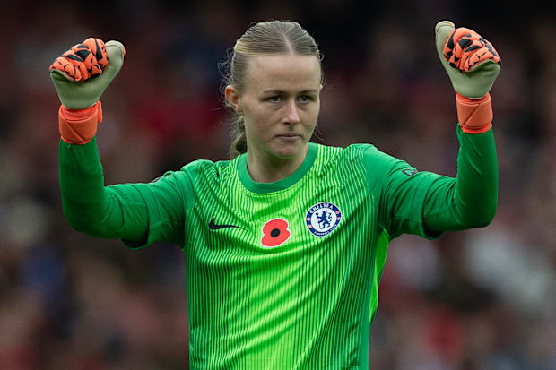 ฮันนาห์ แฮมป์ตัน แสดงท่าทายนิ้วโป้งคู่