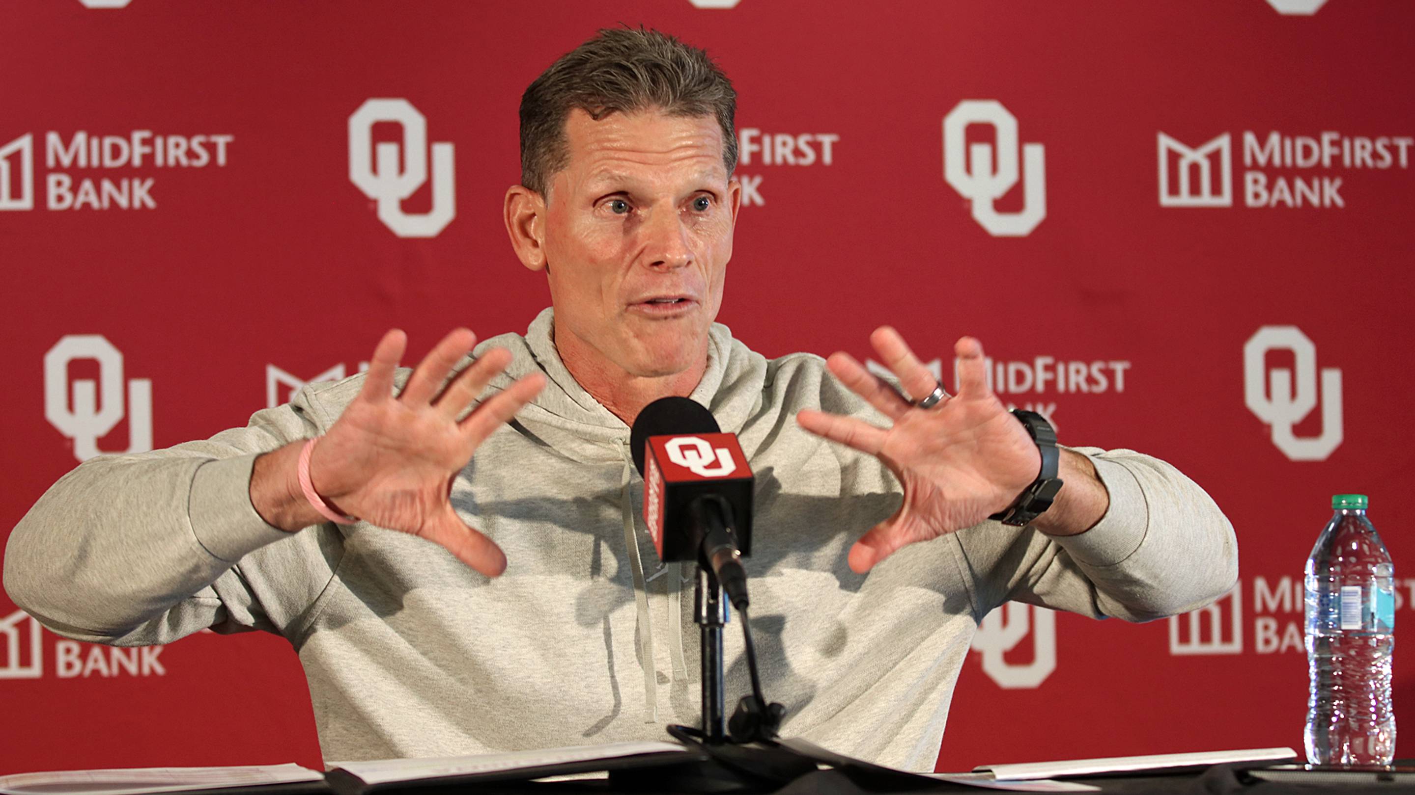 Brent Venables on Oklahoma's OL Struggles: 'Way too Many Guys are Coming and Going'