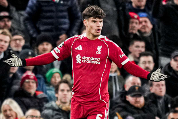 มิลอส เคอร์เคซ ทำท่าทางด้วยแขนที่เหยียดออก มิลอส เคอร์เคซ ทำท่าทางด้วยแขนที่เหยียดออก