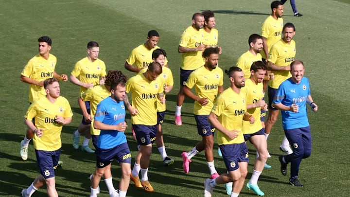 Fenerbahçe oyuncuları koşu yapıyor. Fenerbahçe oyuncuları koşu yapıyor.