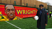Ian Wright inaugure un terrain de foot dans son école primaire autour du FC Futures