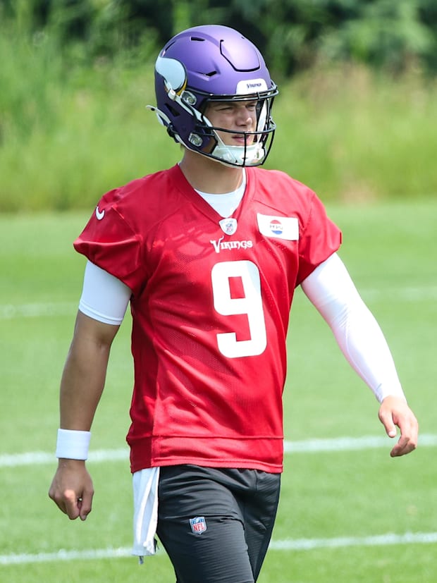 Minnesota Vikings quarterback J.J. McCarthy (9)