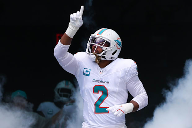 14 de septiembre de 2025; Jardines de Miami, Florida, Estados Unidos; El apoyador de los Miami Dolphins, Bradley Chubb (2), toma el campo para un partido contra el
