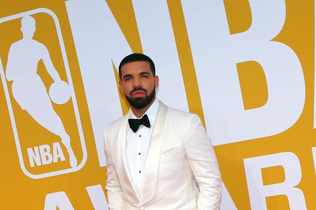 Canadian rapper Drake poses for photos on the red carpet before the 2017 NBA Awards