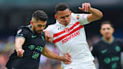 Henry Martín (América) y el colombiano Óscar Vanegas (Toluca) durante el Clausura 2022.