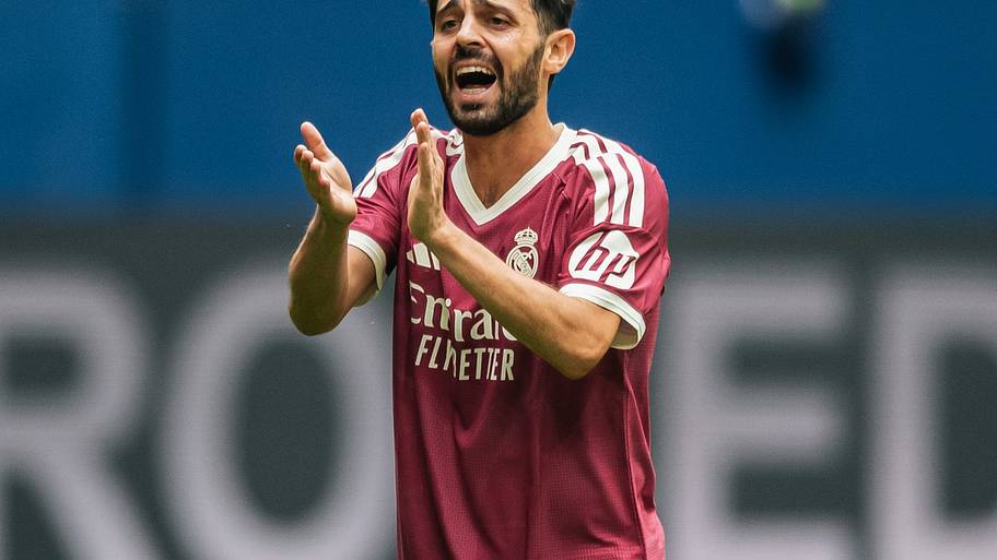 Bernardo Silva clapping.