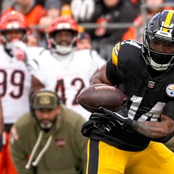 Pittsburgh Steelers running back Kenneth Gainwell (14) catches a pass and runs it in for a touchdown in the first quarter of the NFL Week 11 game between the Pittsburgh Steelers and the Cincinnati Bengals at Acrisure Stadium in Pittsburgh on Sunday, Nov. 16, 2025. The Steelers led 10-6 at halftime.