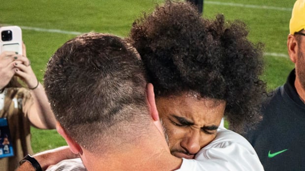 Oregon Ducks Indiana Hoosiers Dante Moore Dillon Gabriel Heisman Trophy nfl draft UCLA Bruins New York Jets autzen stadium Da