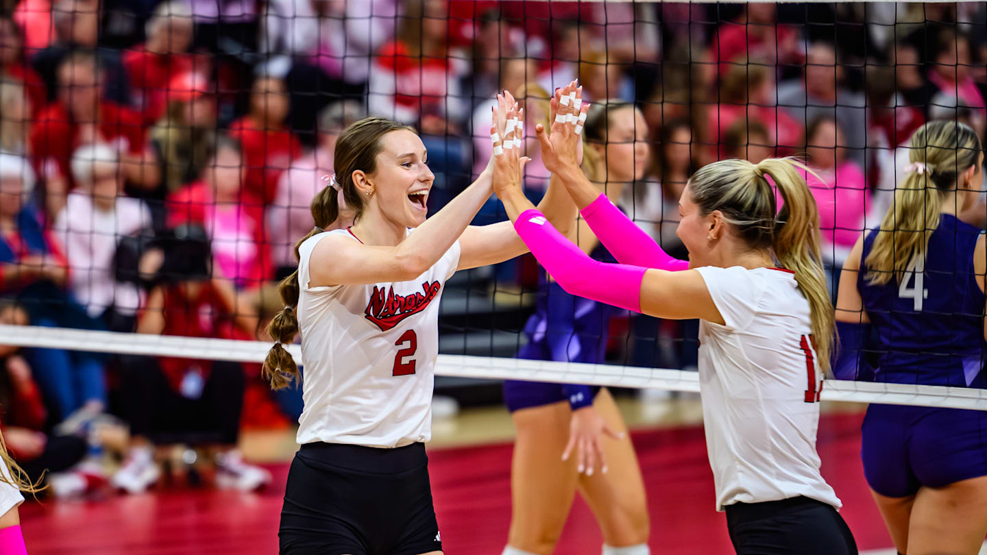 No.1 Nebraska Volleyball Sweeps 10th Consecutive Match, Ties Longest Set Win Streak