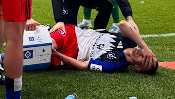 Miro Muheim mit Schmerzen am Boden