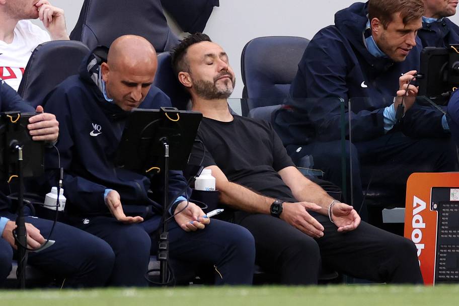 Roberto De Zerbi looking upset.