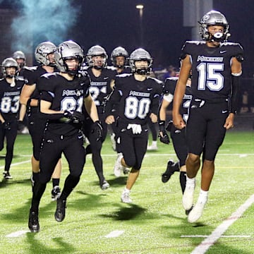 Mountainside QB Cade Mitchell (15) hopes to lead his team back into the Class 6A state championship bracket.