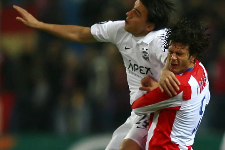 Aberdeen's Jeffrey De Visscher (L) heads