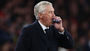 Carlo Ancelotti comiendo un chicle durante un partido del Real Madrid en la Champions League