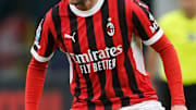 Milan, comme beaucoup d'autres clubs en Europe, garde le même design pour son maillot domicile.