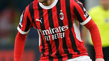 Milan, comme beaucoup d'autres clubs en Europe, garde le même design pour son maillot domicile.