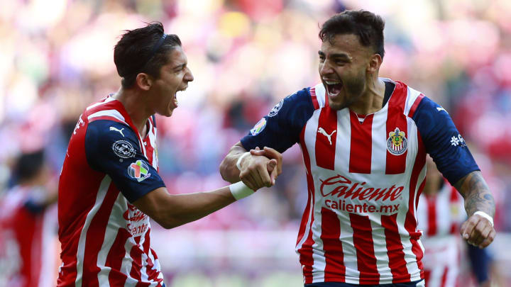 Ángel Zaldívar y Alexis Vega celebran un gol frente a Querétaro.