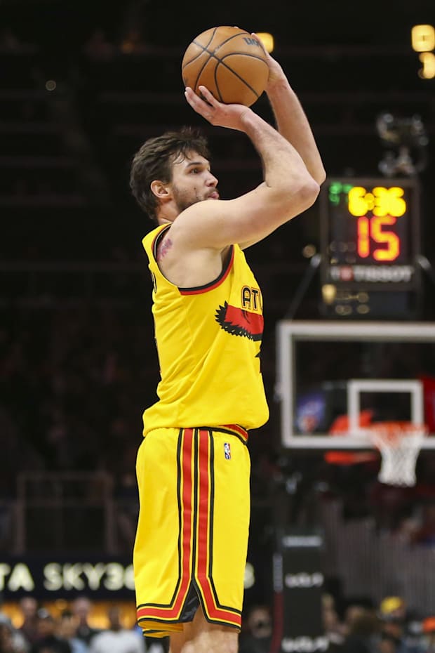 Atlanta Hawks striker Danilo Gallinari, shooting New York Knicks