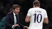Antonio Conte donne les consignes à son attaquant Harry Kane.