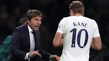 Antonio Conte donne les consignes à son attaquant Harry Kane.