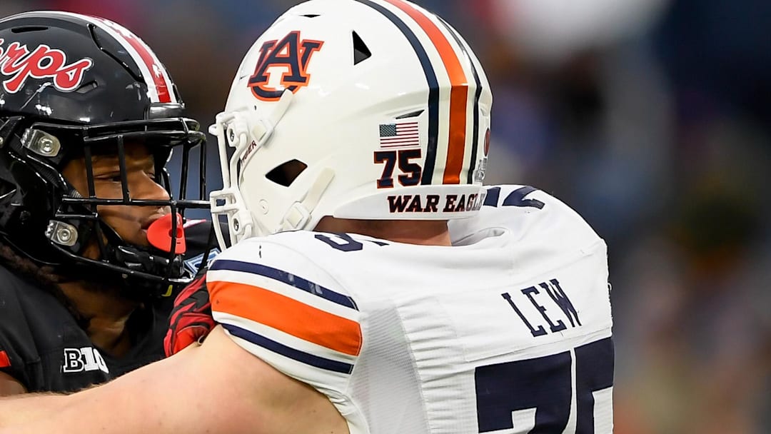 One former Auburn Tigers offensive lineman shared effusive praise for third-year center Connor Lew