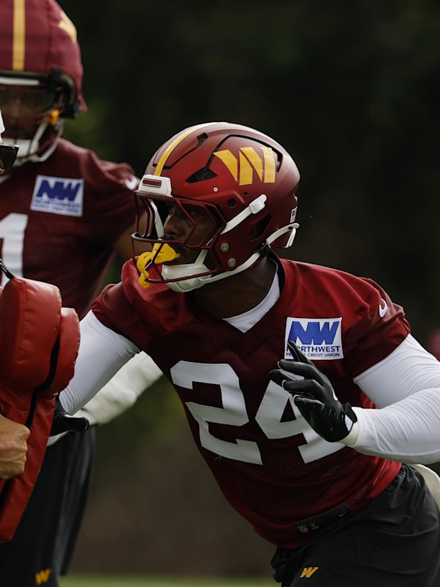 Washington Commanders outside linebacker Von Miller (24)