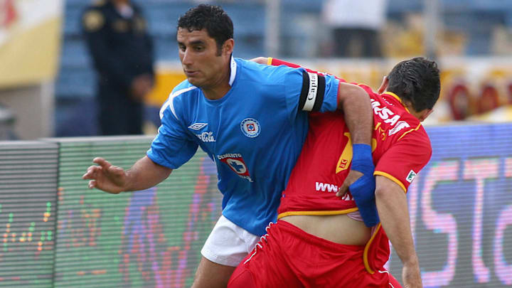 Salvador Carmona (I) de Cruz Azul trata...