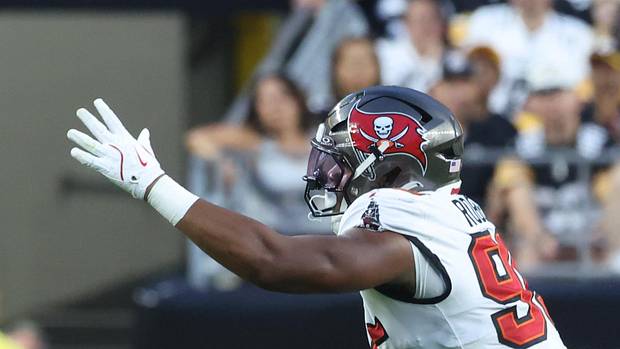 Pittsburgh Steelers quarterback Skylar Thompson (17) scrambles with the ball as Tampa Bay Buccaneers DE Elijah Roberts