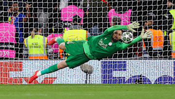 Goleiro defendeu dois pênaltis em pleno Anfield