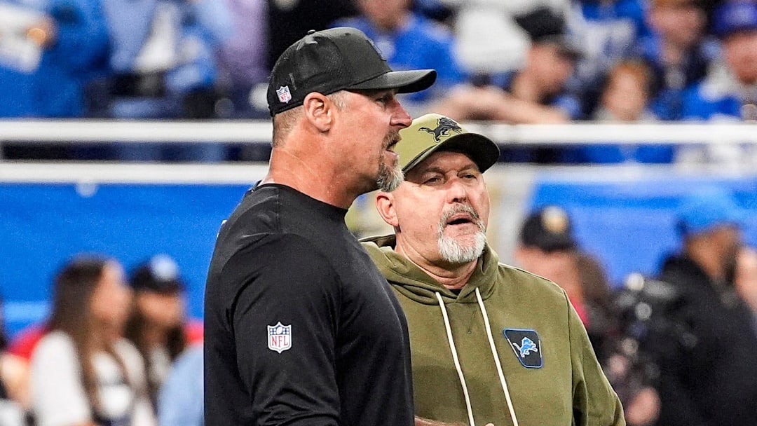 Detroit Lions head coach Dan Campbell talks to offensive coordinator John Morton.