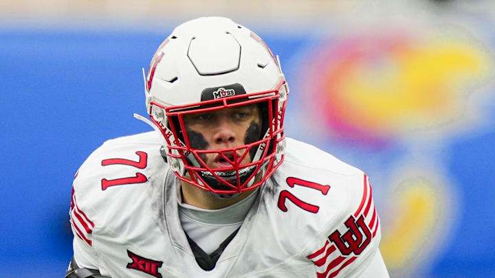 Utah Utes offensive lineman Caleb Lomu (71)
