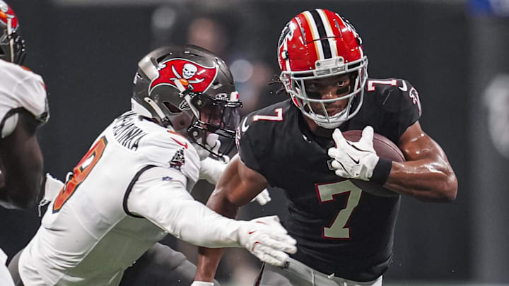Oct 3, 2024; Atlanta, Georgia, USA; Atlanta Falcons running back Bijan Robinson (7) runs against Tampa Bay Buccaneers linebacker Joe Tryon-Shoyinka (9) during the first half at Mercedes-Benz Stadium. Mandatory Credit: Dale Zanine-Imagn Images Oct 3, 2024; Atlanta, Georgia, USA; Atlanta Falcons running back Bijan Robinson (7) runs against Tampa Bay Buccaneers linebacker Joe Tryon-Shoyinka (9) during the first half at Mercedes-Benz Stadium. Mandatory Credit: Dale Zanine-Imagn Images