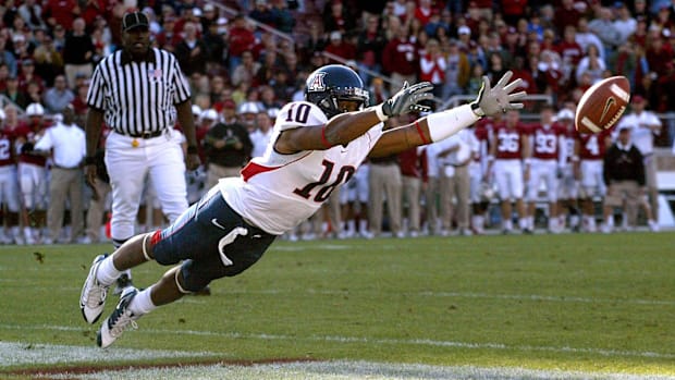 DeSoto alum Mike Thomas (10) lays out for a catch during Arizona's 24-23 loss at Stanford in 2008.