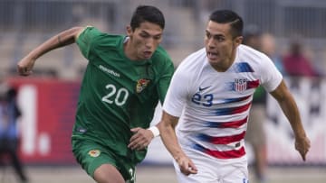 El estadounidense Rubio Rubín y el boliviano Ronaldo Sánchez durante un duelo amistoso
