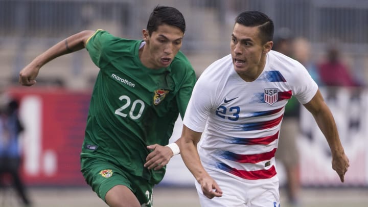 El estadounidense Rubio Rubín y el boliviano Ronaldo Sánchez durante un duelo amistoso