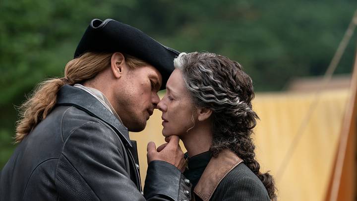Sam Heughan (“Jamie Fraser”) and Caitríona Balfe (“Claire Fraser”) in Outlander season 8 episode 10. 