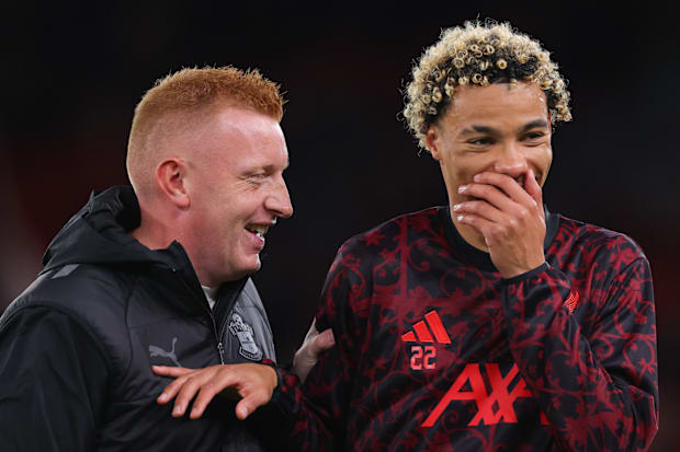 威尔·斯蒂尔（左）和雨果·埃基蒂克。