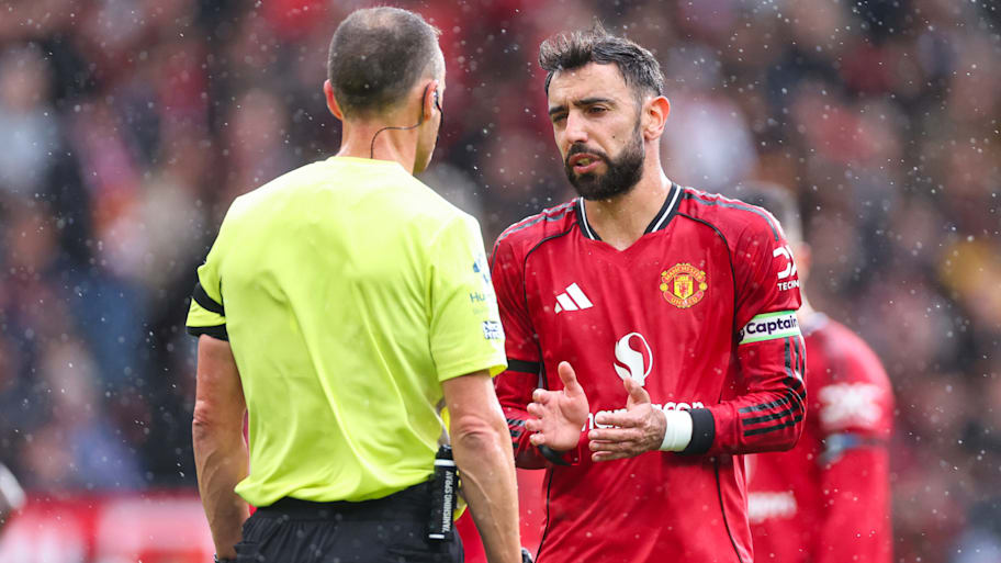 Bruno Fernandes (right) and a referee.