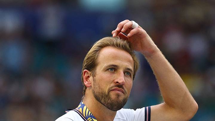 Four Cards You Should Buy of New Ballon d'Or Winner Harry Kane (featured). Photo by ON SI Collectibles