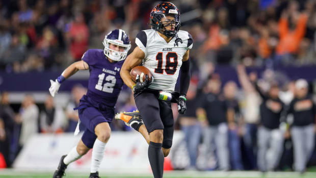 Kaydon Finley breaks loose during Aledo's 5A Division I Texas state title win over Smithson Valley in December 2023.