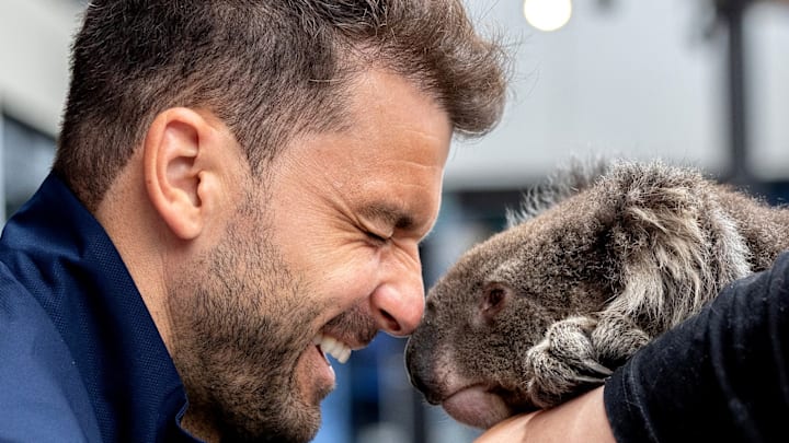 Jocosa imagen del tenista búlgaro Grigor Dimitrov, quien se dio espacio para jugar con un koala antes del inicio del Abierto de Australia este fin de semana. 