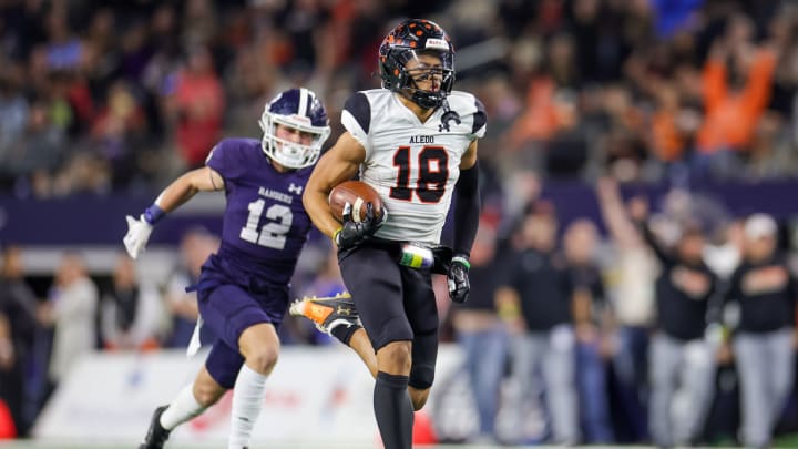 Kaydon Finley breaks loose during Aledo's 5A Division I Texas state title win over Smithson Valley in December 2023.