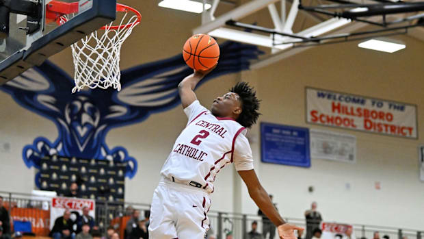 Duce Paschal rises for a dunk during the 2023 Les Schwab Invitational.